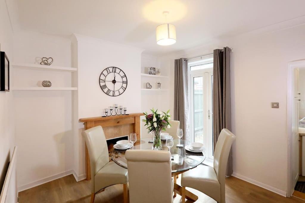 Convenient & Central 2-Bed House NWI Buitenkant foto