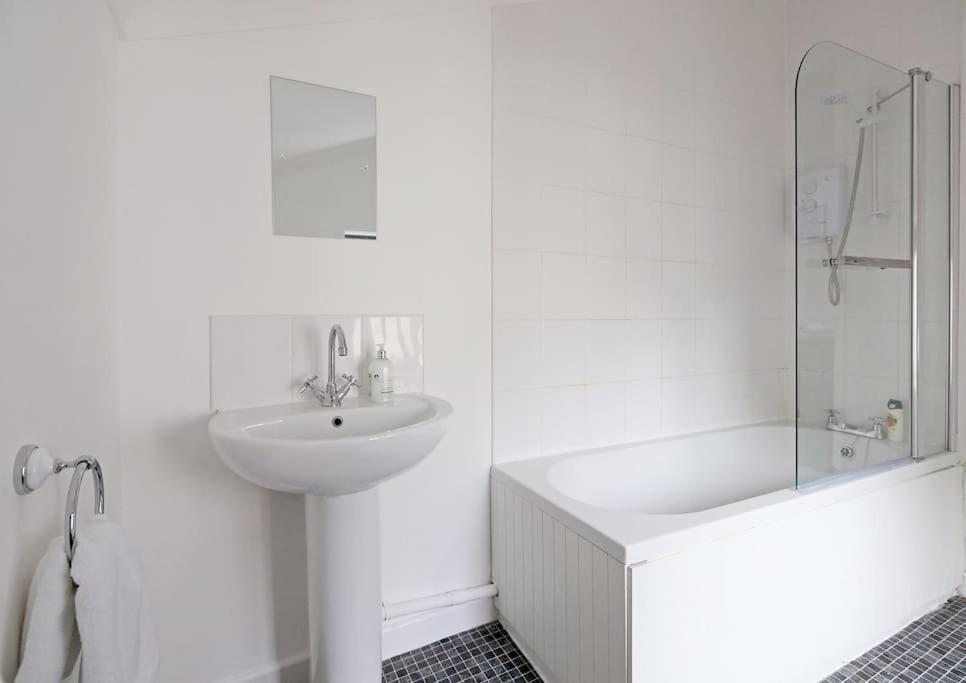 Convenient & Central 2-Bed House NWI Buitenkant foto