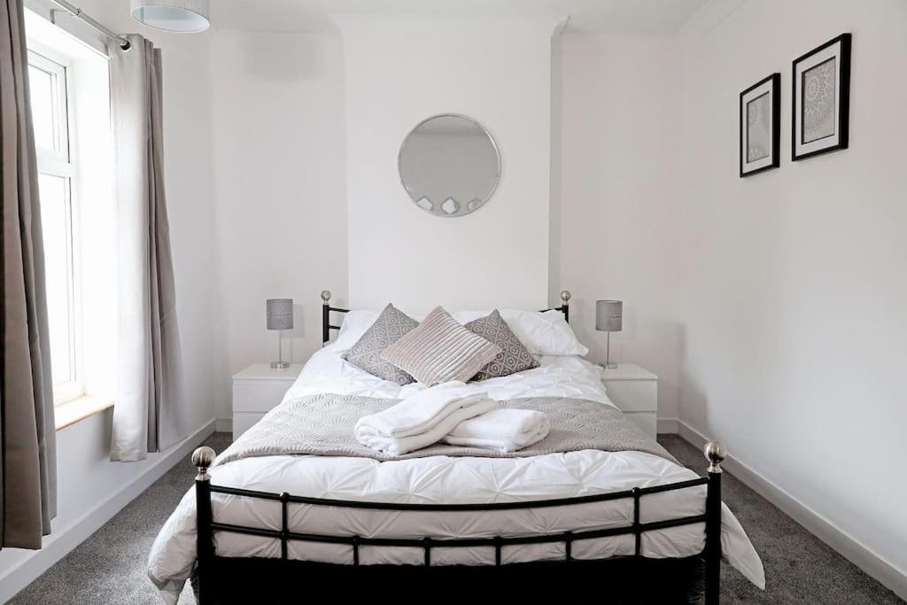 Convenient & Central 2-Bed House NWI Buitenkant foto