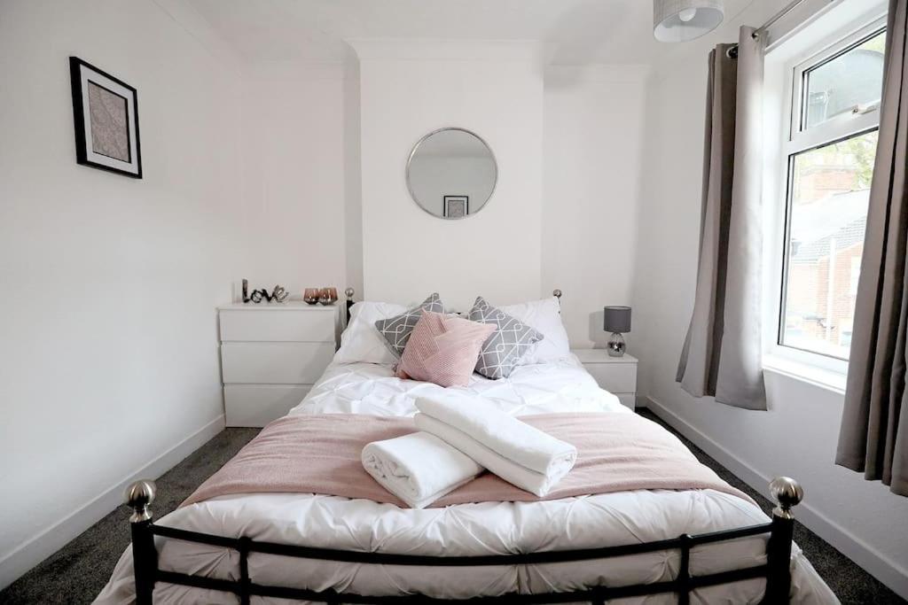 Convenient & Central 2-Bed House NWI Buitenkant foto